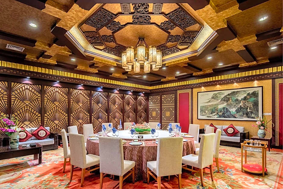 Gold Source Sunshine Hotel