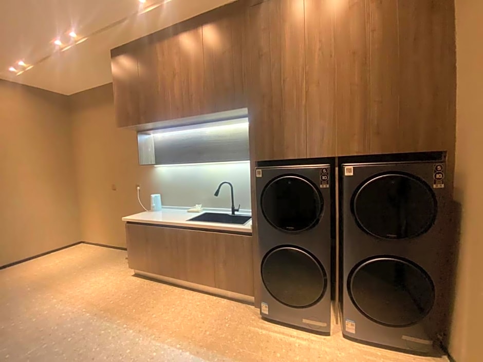 Borrman Hotel Korla Peacock River