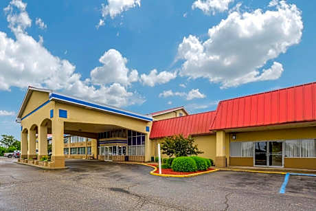 Econo Lodge Inn & Suites Triadelphia - Wheeling