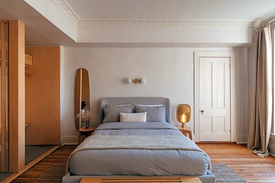Photo 1 of 7 of 1 Queen Bed