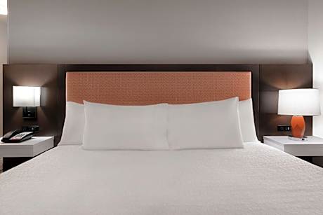 1 King Bed Study Nonsmoking