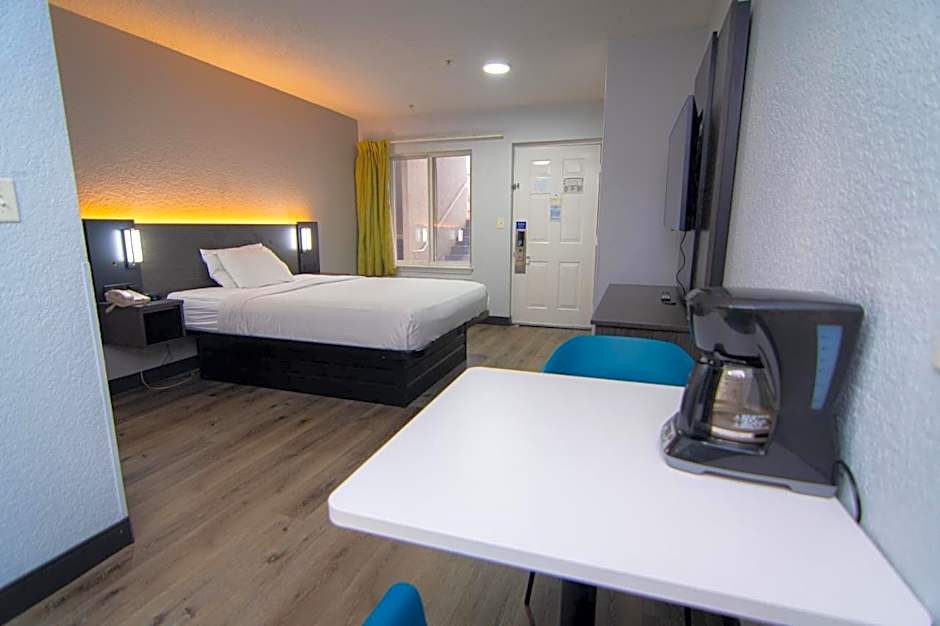 Studio 6 Extended Stay - West Palm Beach, FL