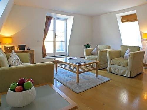 Native Kings Wardrobe, St Pauls