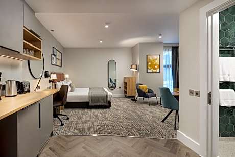 Studio Queen Suite - Accessible