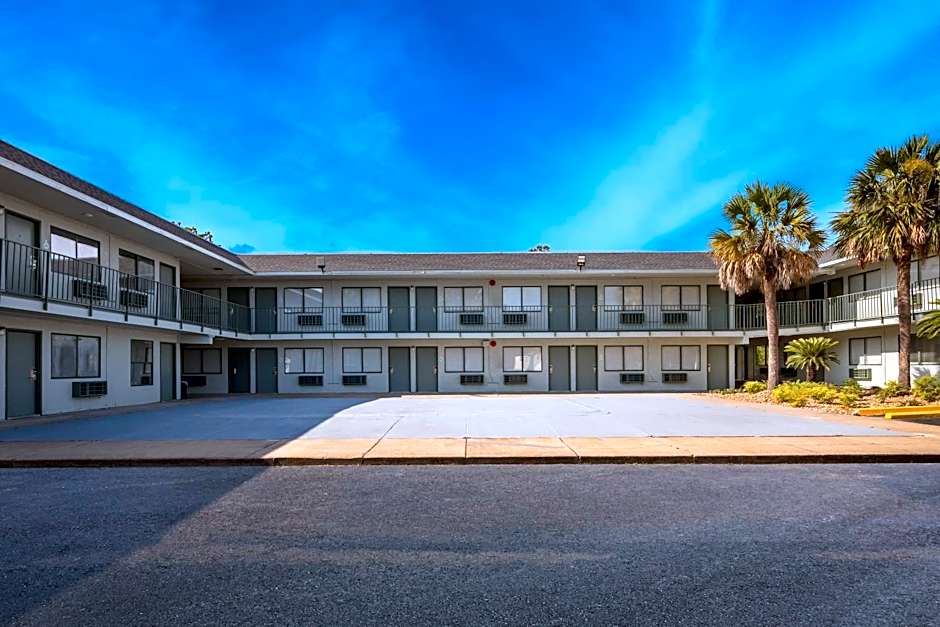 HomeTowne Studios by Red Roof Orange, TX