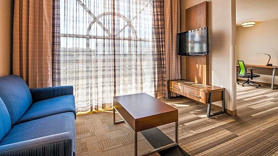 Holiday Inn Express & Suites Detroit - Farmington Hills By IHG