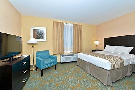Efficiency Queen Room - Accessible/Non-Smoking