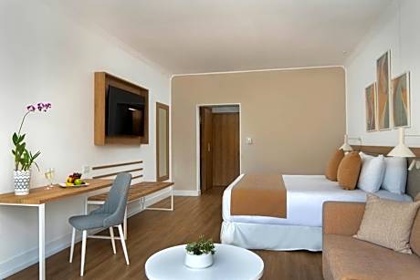 Deluxe Partial Ocean View King