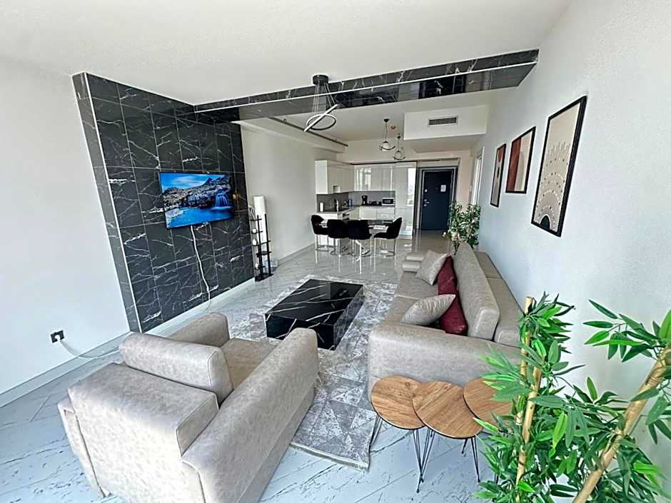 Luxury apt in the 40 plus floor