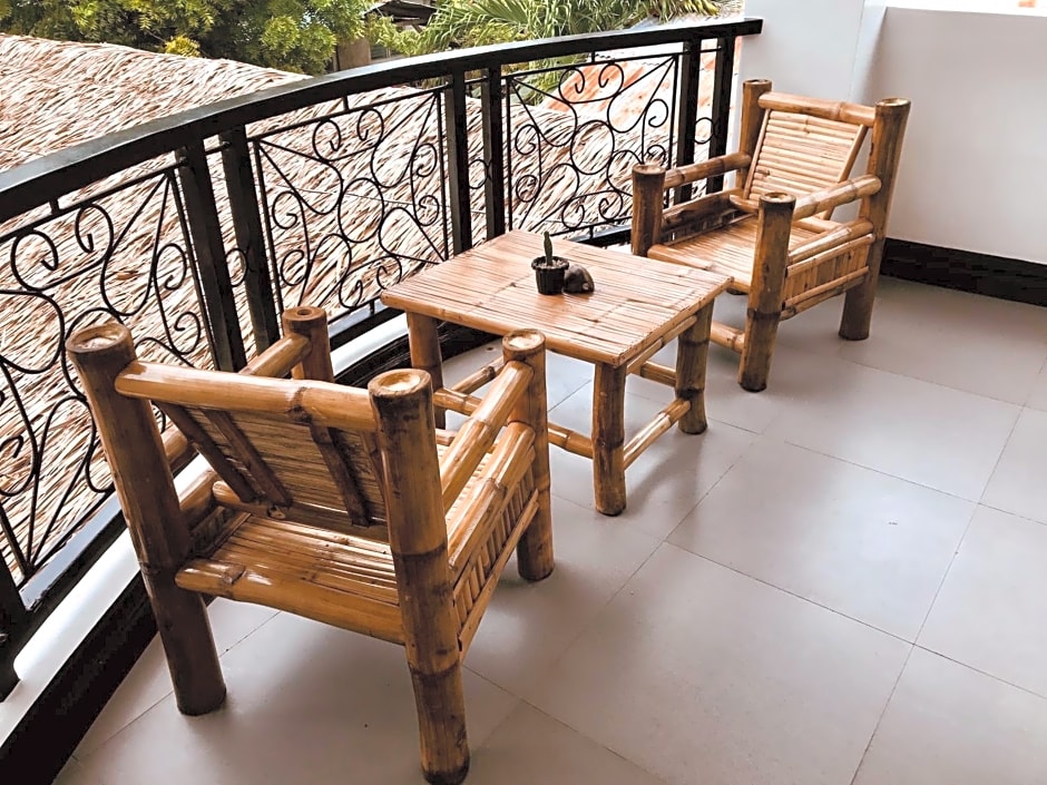 Everyday Sunday Hotel & Cafe