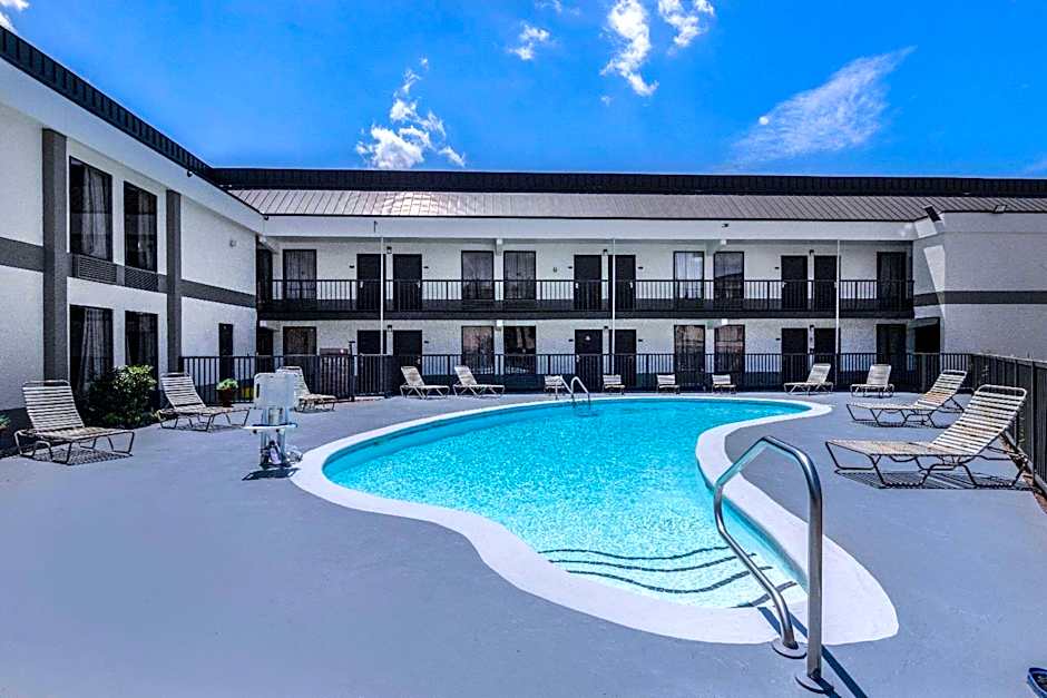 Days Inn & Suites by Wyndham Fayetteville NW Ft Bragg