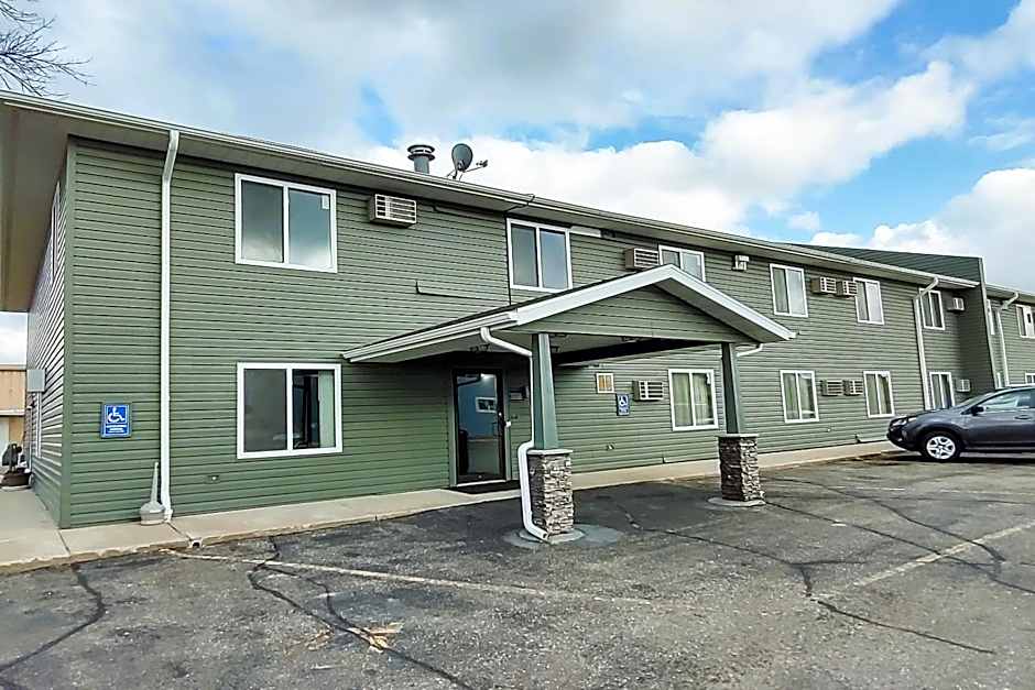 Love Hotels Staples by OYO at HWY 10 MN