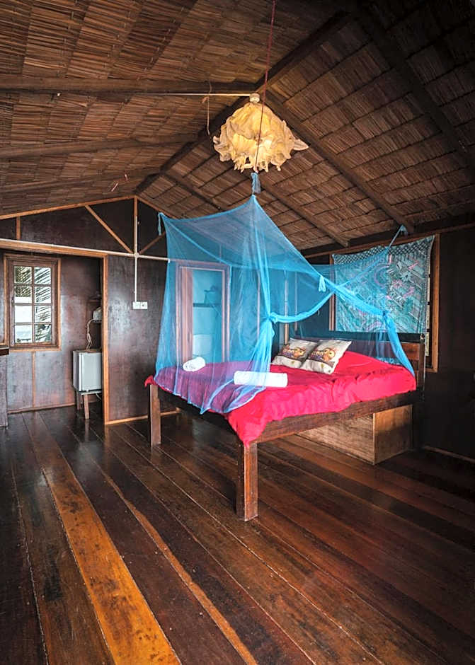 Beachfront Hut Upstairs Astra - Beach Shack Chalet