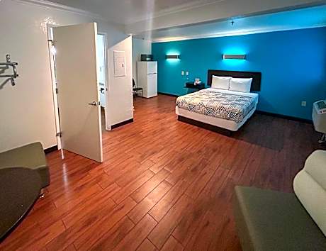 King Room with Roll-in Shower - Disability Access - Non-Smoking