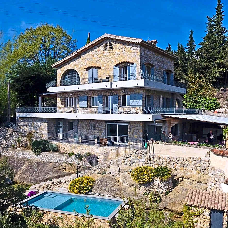 Au Pied des Baous