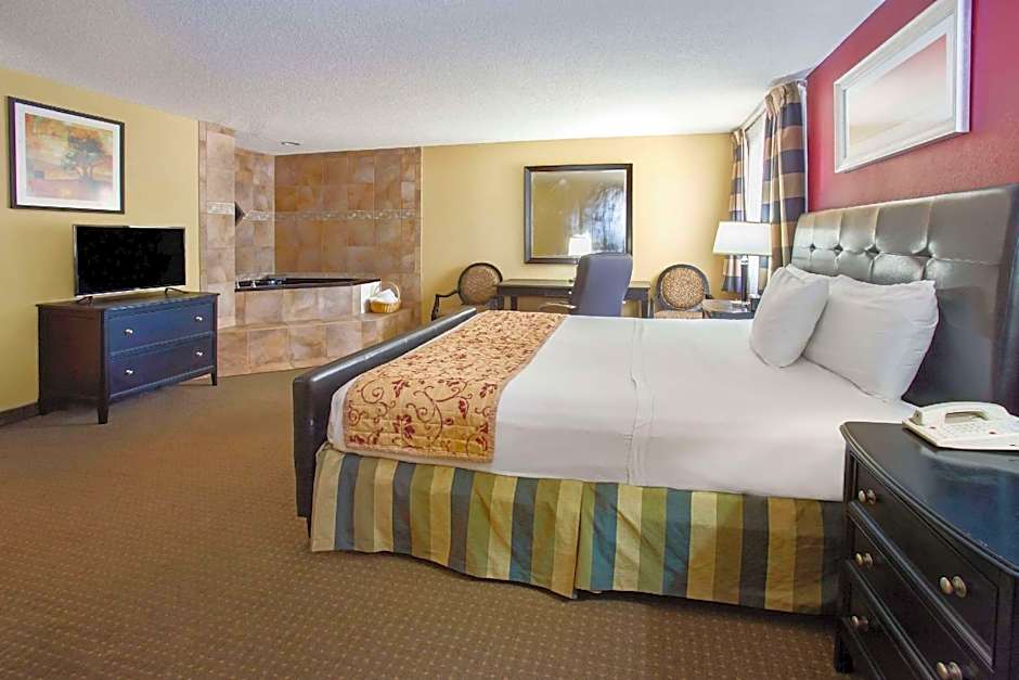 Ramada by Wyndham Bettendorf