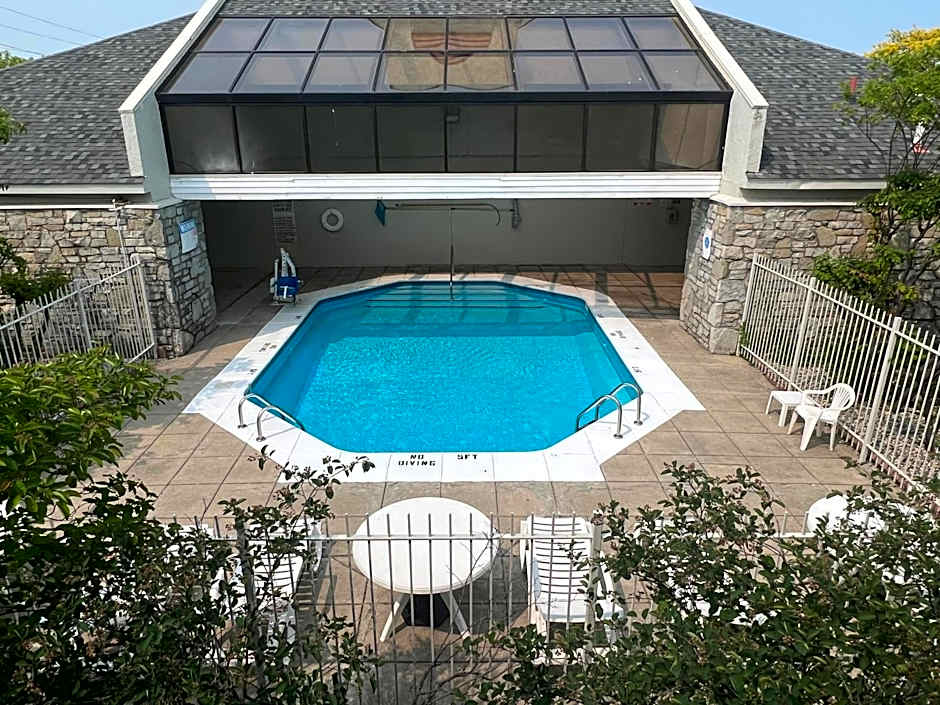 Days Inn & Suites by Wyndham Monroe