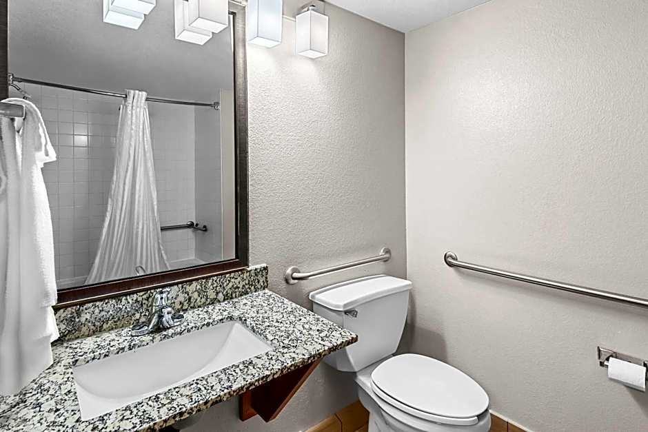 Days Inn & Suites by Wyndham Cedar Rapids