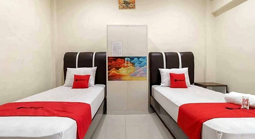 RedDoorz near RS Adam Malik Medan 2