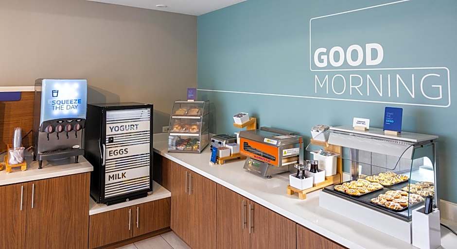 Holiday Inn Express and Suites Wichita Airport By IHG