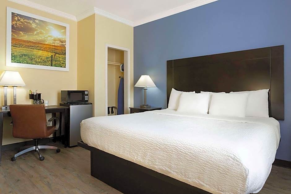 Days Inn & Suites by Wyndham Ft. Worth DFW Airport South