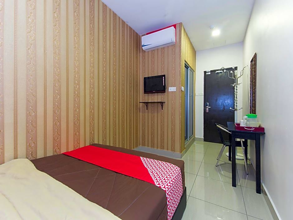 OYO 439 Night Queen Hotel