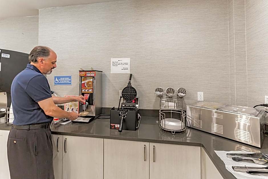 Orangewood Inn & Suites Kansas City Airport