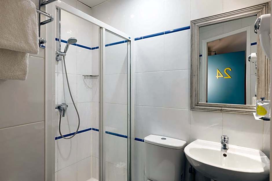 Le Regent Montmartre by Hiphophostels