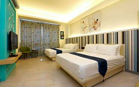 Quadruple Room with Private Bathroom