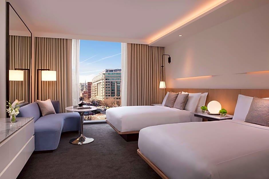Foto 1 von 5 von Club 2 Queen Beds, Hearing/Mobility Accessible, Roll in Shower