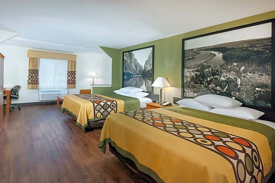 Super 8 by Wyndham Beaumont I-10 South/College St