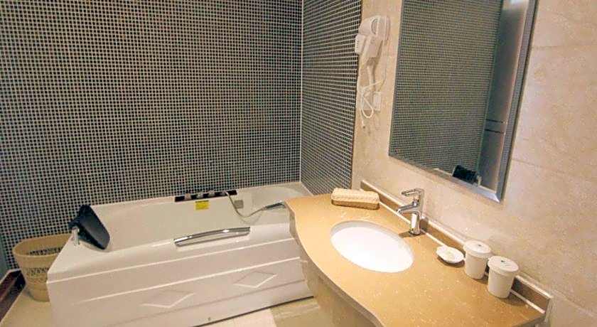 GreenTree Inn Zhenjiang Jurong Yalong Business Hotel