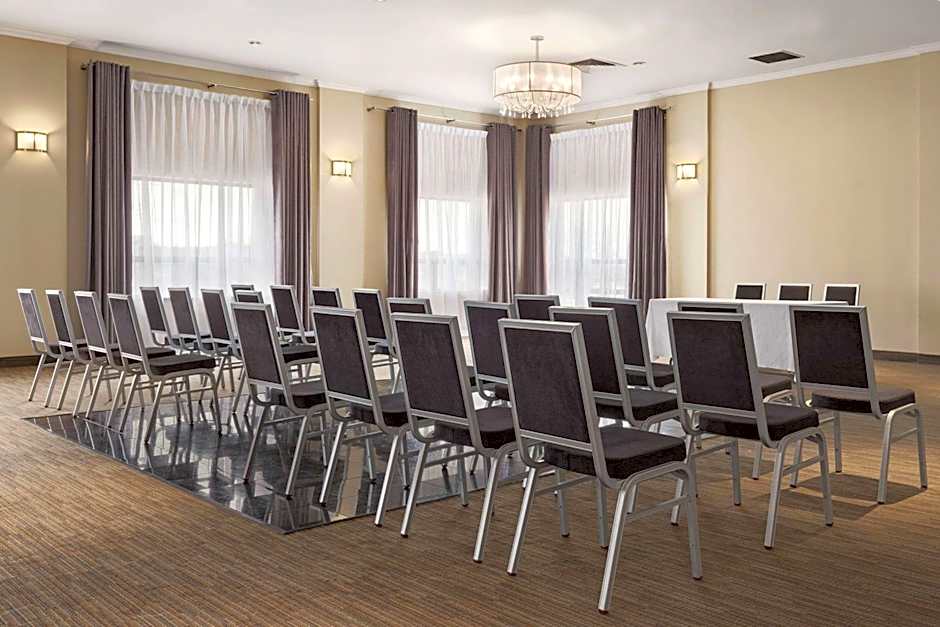 Days Inn & Conference Centre by Wyndham Montreal Airport