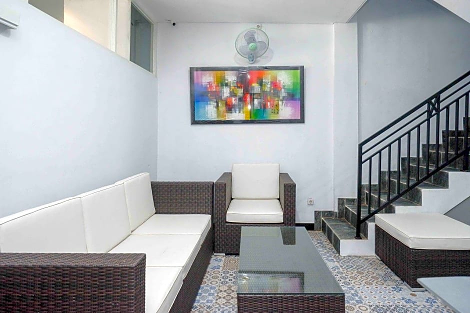 RedDoorz Plus near Patung Kuda Undip