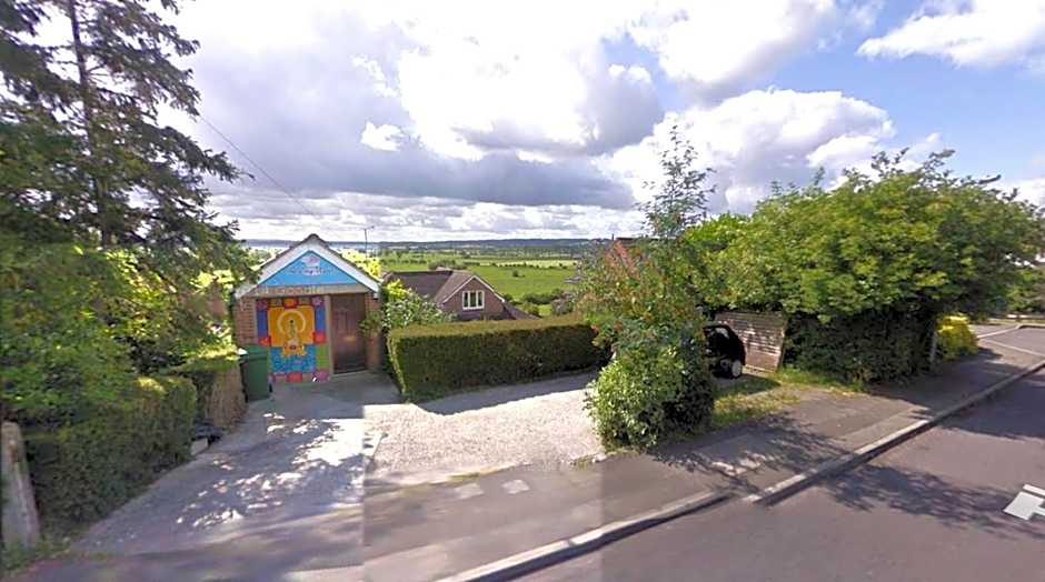 Healing Waters Sanctuary for Exclusive Private Hire and Self Catering Board, Vegetarian, Alcohol & Wifi Free Retreat in Glastonbury