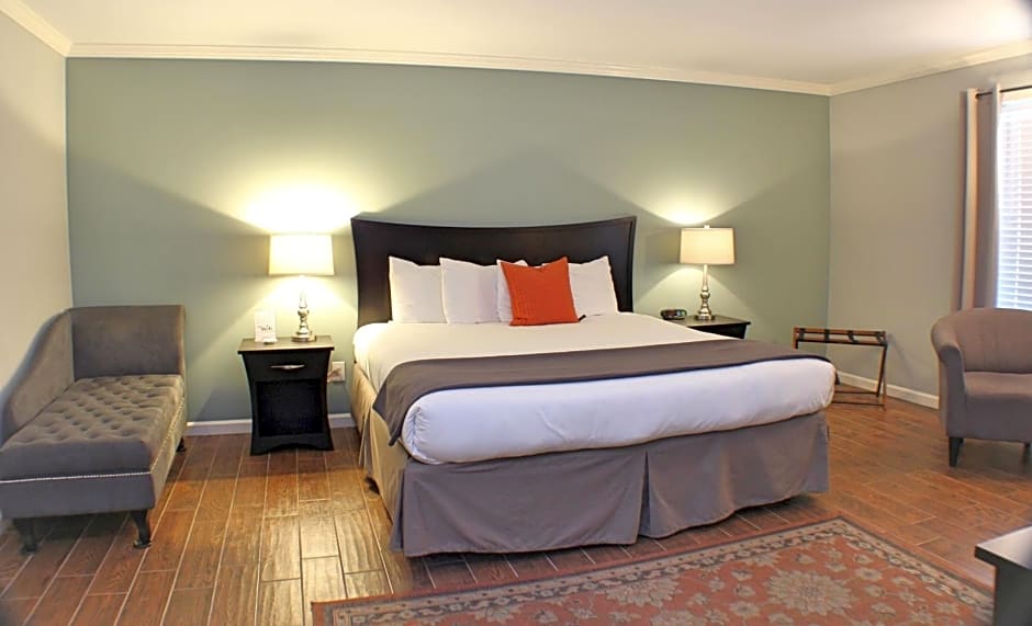 The Dahlonega Square Hotel & Villas