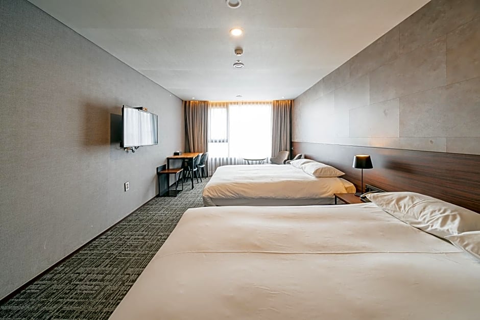 Hotel With City