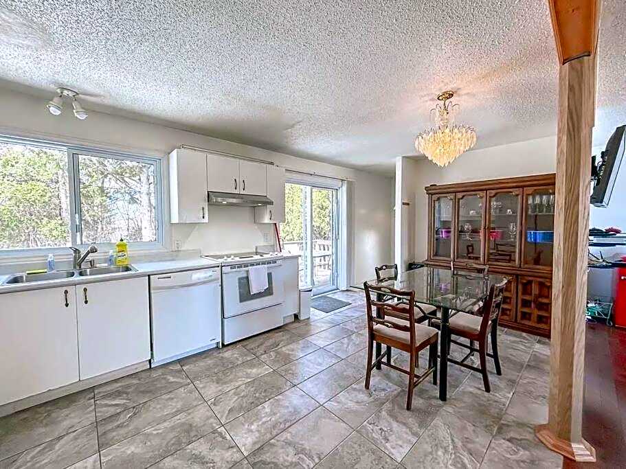 Spacious 5BR home. Close to everything!