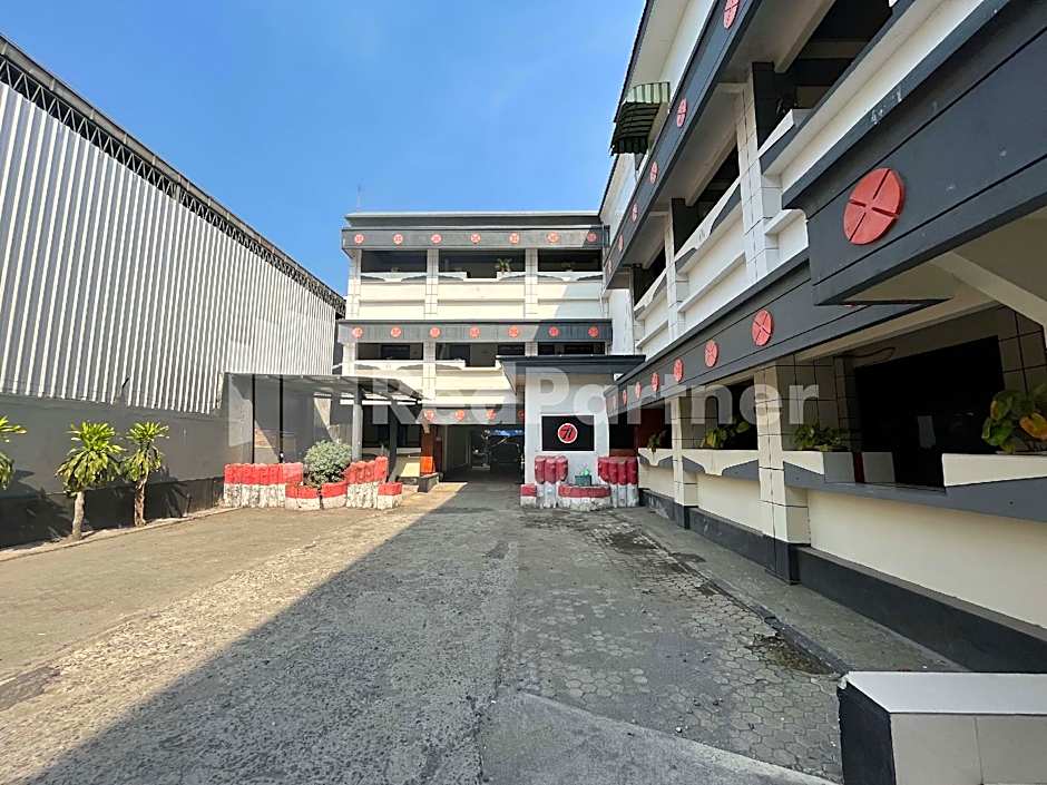 Hotel Dewi near GOR Merdeka Jombang Mitra RedDoorz