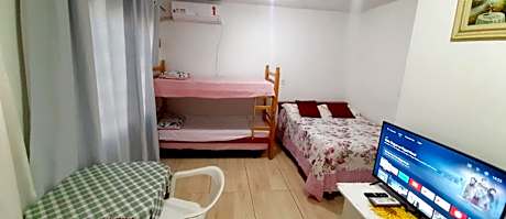 KITNET S2 em TORRES-RS - Na mais bela praia Gaúcha - Cozinha - Banheiro - Ar condicionado - TV smart 32' - Wi-Fi - Estacionamento - Anfitriã Superhost no BnB