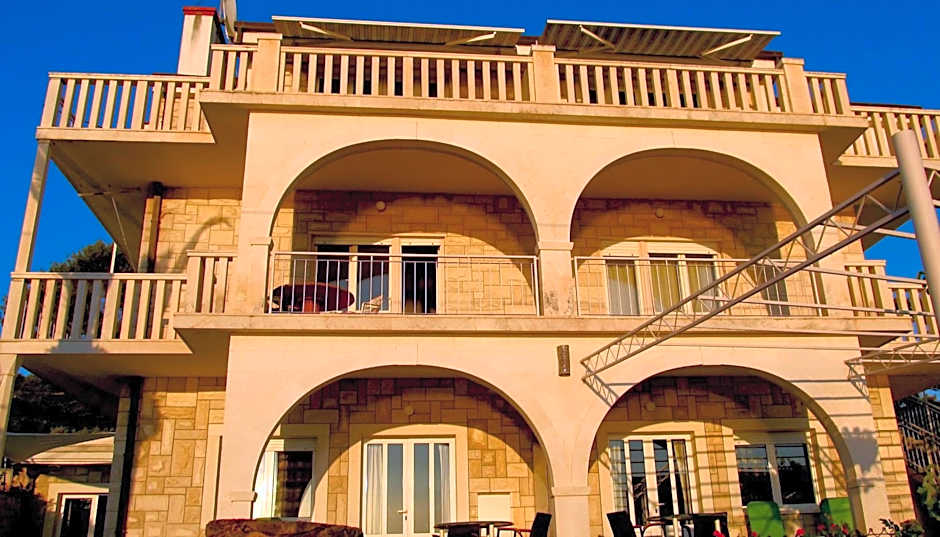 Beautiful apartment for two persons with sea view in Trogir near the beach