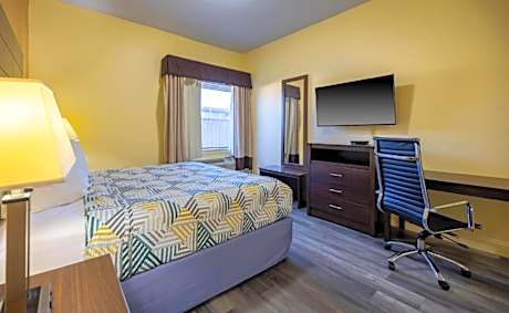 1 Queen Bed | Accessible Roll-in Shower, Non-Smoking, Kitchen