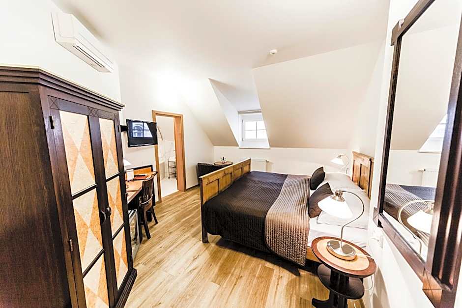 Archibald At The Charles Bridge