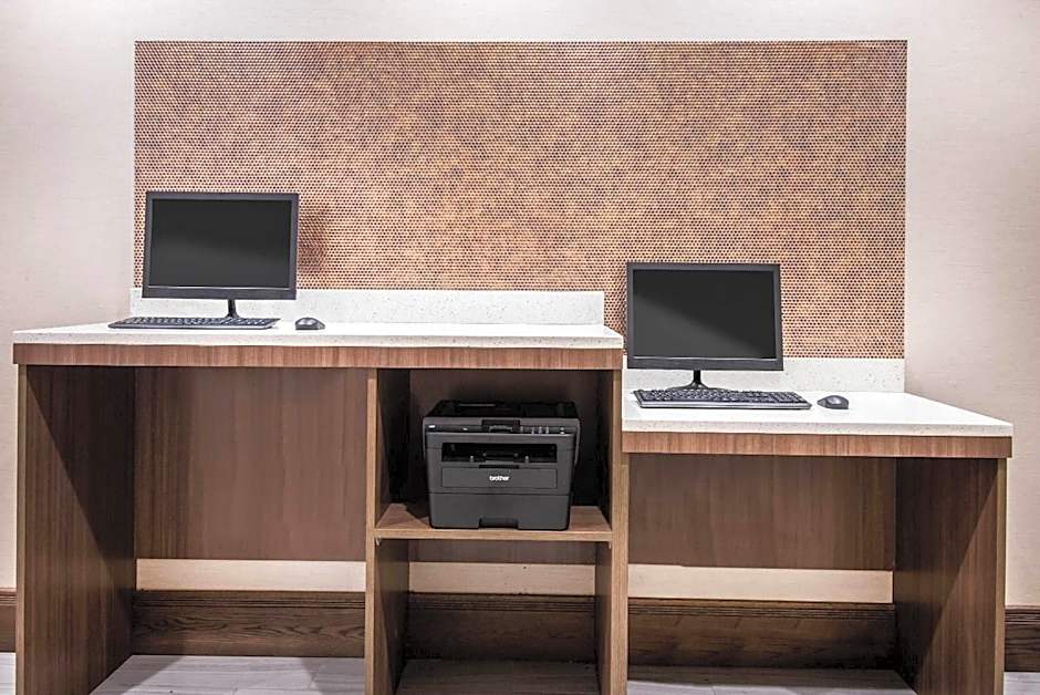 La Quinta Inn & Suites by Wyndham Buffalo Amherst