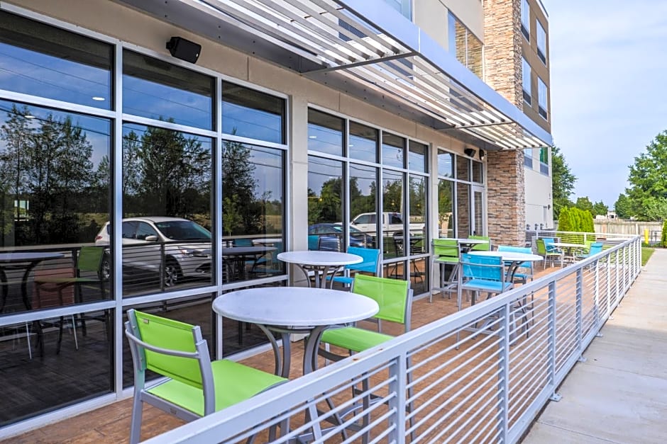 Holiday Inn Express & Suites - Siloam Springs