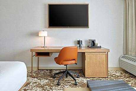 Renovated Queen Room with Tub - Mobility Accessible