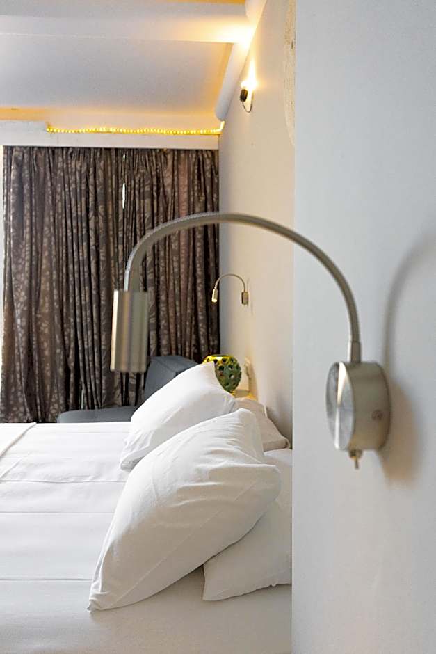 Demilmar Luxury Suites – Perissa, UT