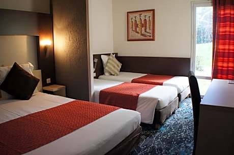 Quadruple room - 1 double bed + 2 single beds