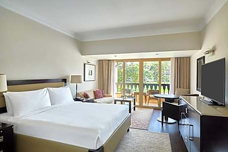 Deluxe  Partial Pyramid View Room With With One King Bed