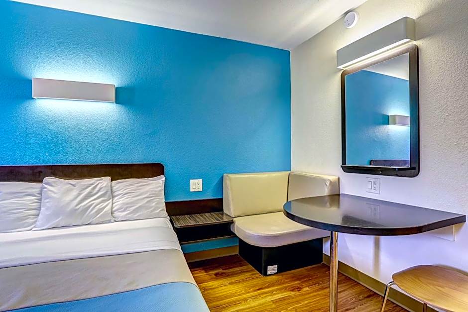 Motel 6-Dickson, TN